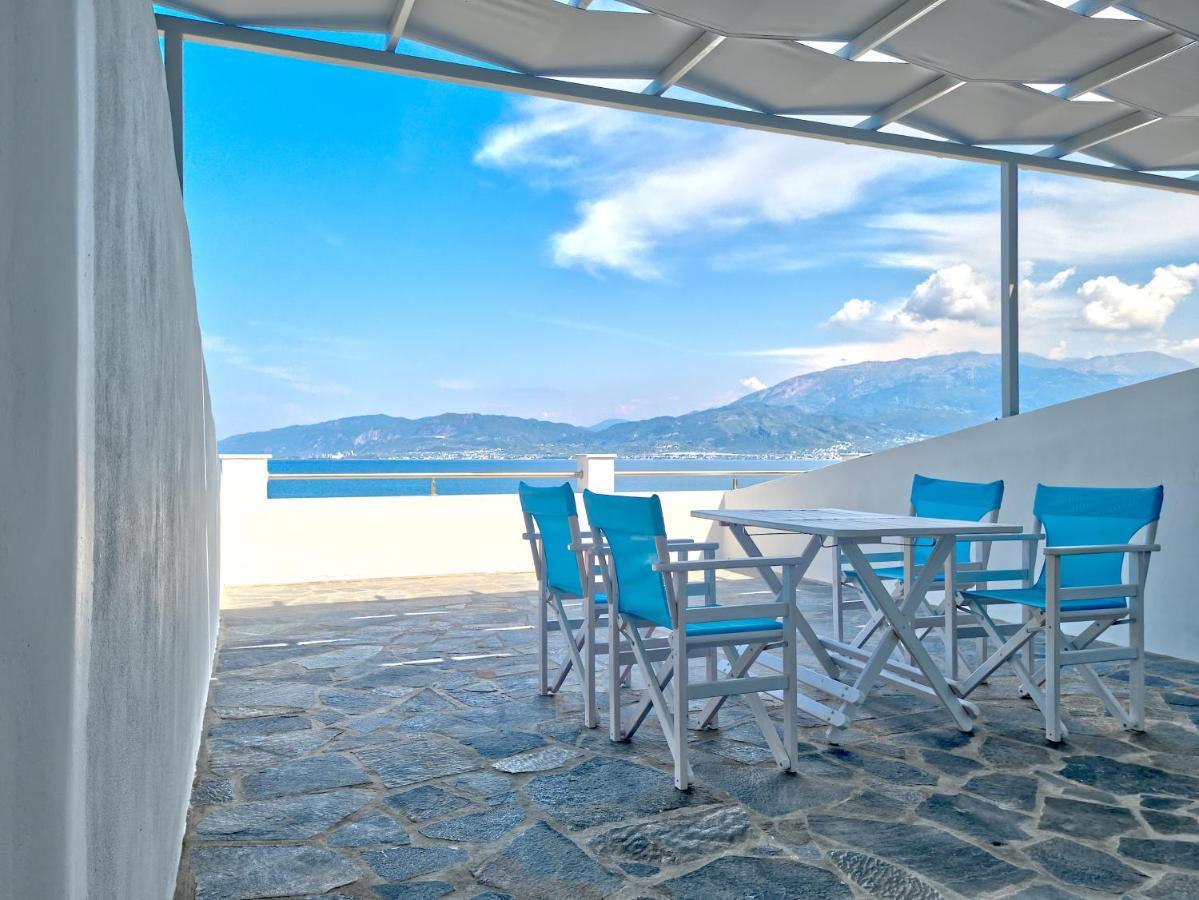 Epipleon Luxury Suites: Spacious Beachfront Room with Expansive Terrace Nafpaktos Exterior photo