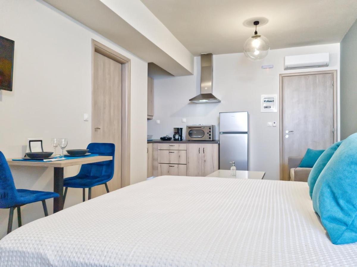 Epipleon Luxury Suites: Spacious Beachfront Room with Expansive Terrace Nafpaktos Exterior photo