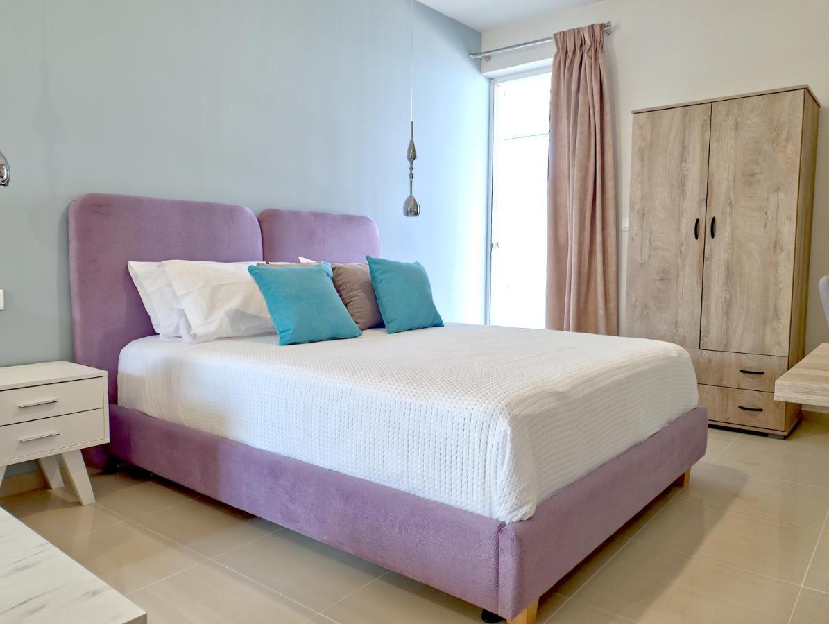 Epipleon Luxury Suites: Spacious Beachfront Room with Expansive Terrace Nafpaktos Exterior photo